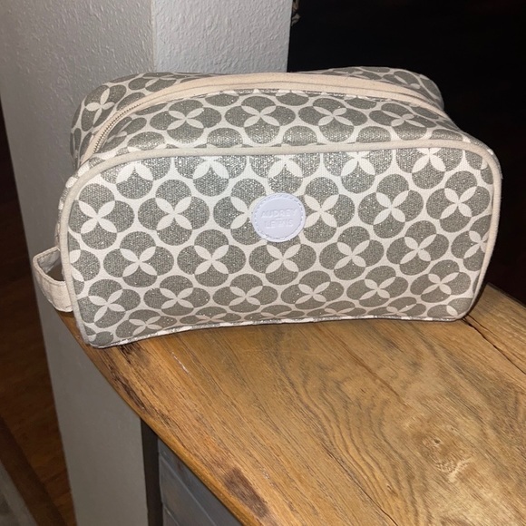 Audrey & Lewis Sparkly Silver & White Travel Bag - Picture 5 of 13